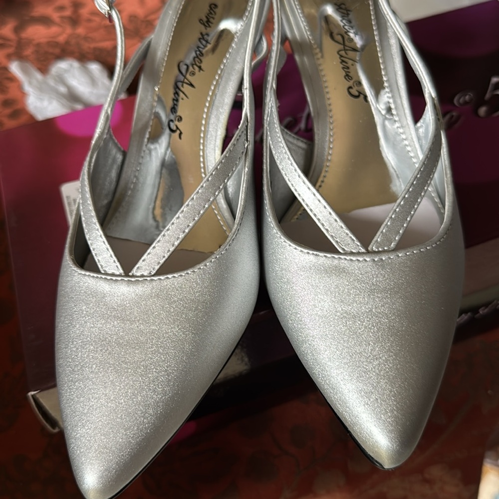 Elegant Silver Women's Slingback Shoes Never Worn Size 6W - Picture 8 of 12